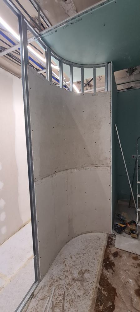 Cloison courbe en plaques de plâtre sur ossature métallique cintrée, chantier ESSIO Solution