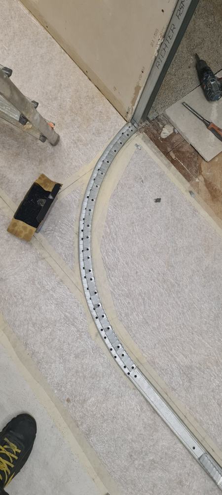 Rail cintré posé au sol pour une cloison courbe en plaques de plâtre, chantier ESSIO Solution
