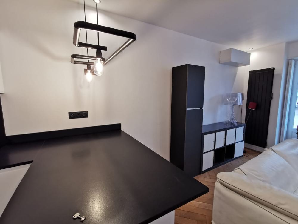 Cuisine noire avec plan de travail en îlot, chantier ESSIO Solution