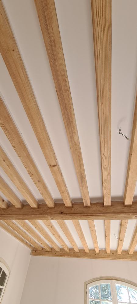Plafond aux poutres apparentes après dépose et reprise, chantier ESSIO Solution