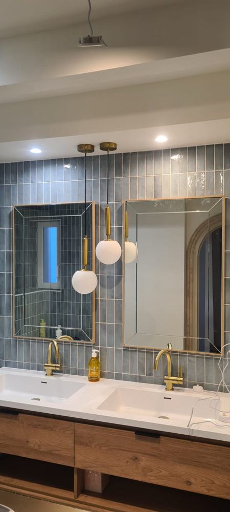Salle de bains à double vasque, robinetterie laiton, chantier ESSIO Solution