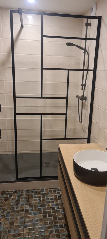 Douche à l'italienne avec paroi verrière noire, chantier ESSIO Solution
