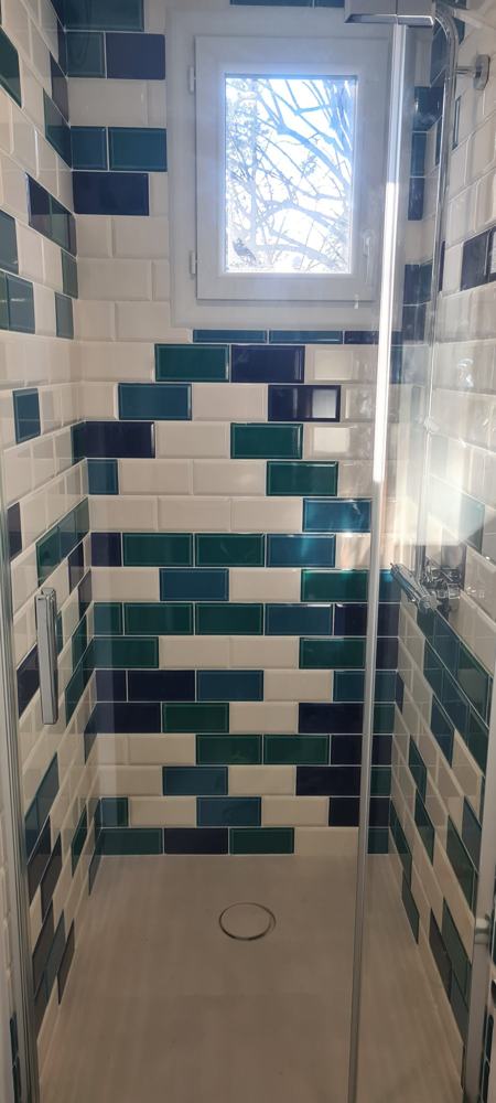 Douche en carreaux émaillés bleus et verts, chantier ESSIO Solution